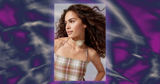 We’re Reclaiming The Romantic Y2K Flower Choker Trend