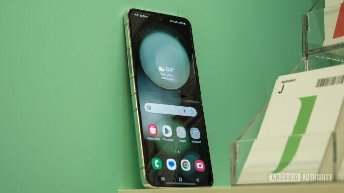 Does the Samsung Galaxy Z Flip 5 have a crease?