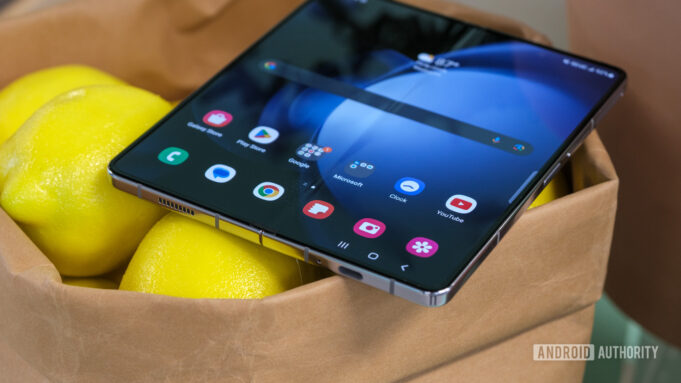 Does the Samsung Galaxy Z Fold 5 have a crease?