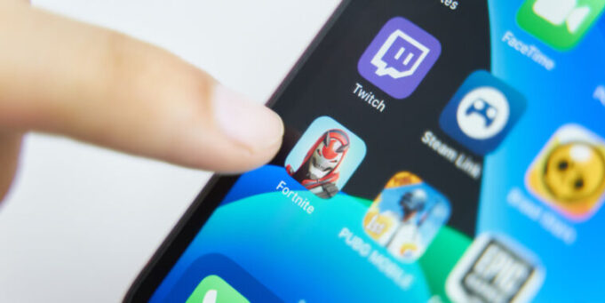 Ongoing scam tricks kids playing Roblox and Fortnite