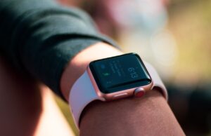 5 Reasons You Should Buy a Smartband Instead of a Smartwatch