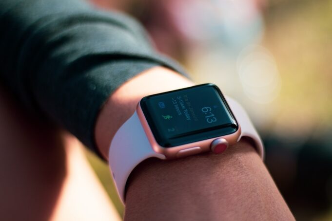5 Reasons You Should Buy a Smartband Instead of a Smartwatch