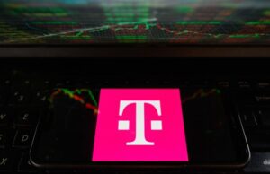 T-Mobile unveils $100 phone plan, topping AT&T and Verizon’s highest prices