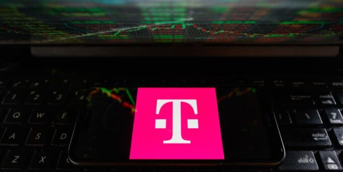 T-Mobile unveils $100 phone plan, topping AT&T and Verizon’s highest prices
