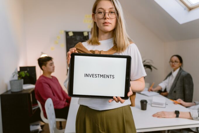 10 of the Best Low-Risk and High Return Investments Right Now (2023 and Beyond)