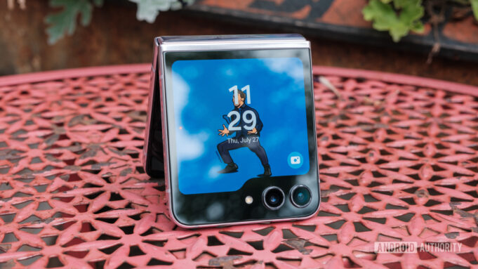 Does the Samsung Galaxy Z Flip 5 have eSIM?