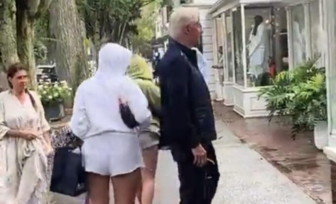 Bill Clinton Walks Down the Street in East Hampton… And Nobody Pays Attention to Him (VIDEO) | The Gateway Pundit