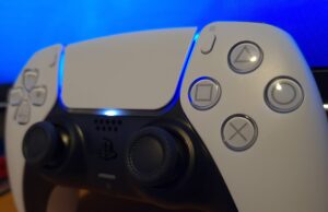 How to enable using a second controller for assistance on the PS5
