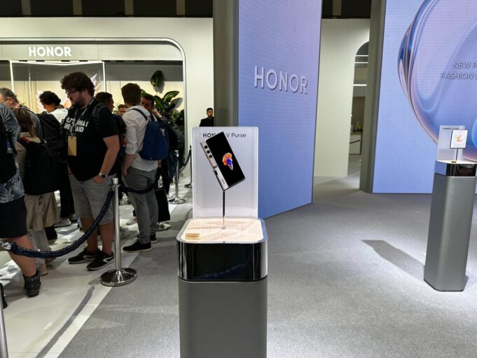 Honor’s phone-purse hybrid is fashion backward