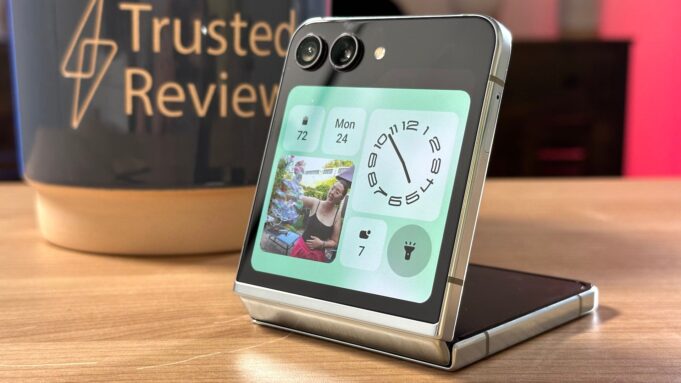 Amazon just lopped £200 off the Galaxy Z Flip 5
