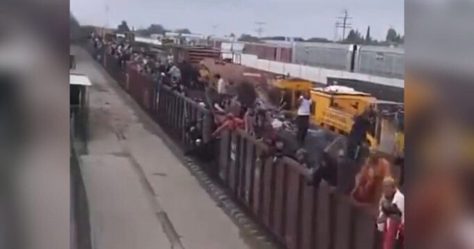 Stunning Videos From Mexico of Open Train Cars Taking Hordes of Migrants to Biden’s Open US Border | The Gateway Pundit