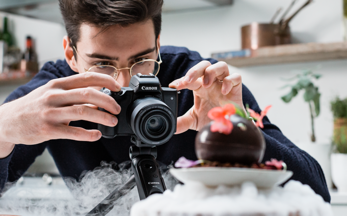 Vloggers need to check out this Canon EOS M50 II offer