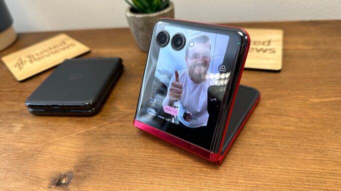 The Razr 40 Ultra now comes with free Bose earbuds
