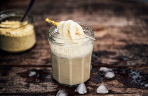 Healthy Cinnamon Roll Smoothie Recipe with Protein