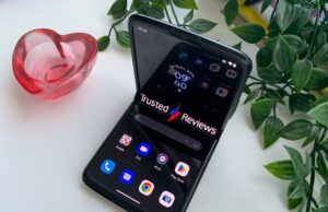 Amazon knocks an impressive 30% off the foldable Motorola Razr