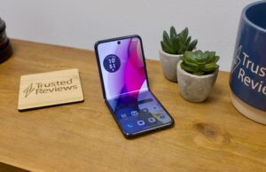 This Black Friday foldable deal includes 5-star earbuds for free