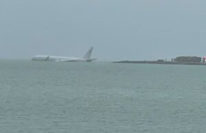 Large Military Aircraft Crashes into Hawaiian Bay After Runway Overshoot — All Nine Onboard Survive | The Gateway Pundit