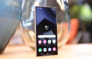 Does the Samsung Galaxy S24 Ultra have a curved display?