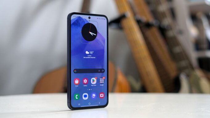 The Pixel 8a doesn’t stand a chance against this Galaxy A55 price cut
