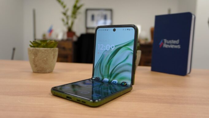 Flip phones are no longer expensive, and this deal proves it