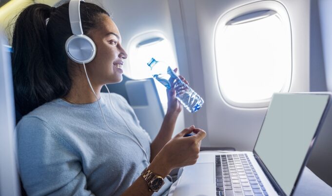 5 Foods and Drinks to Avoid In-Flight, According to a Pilot