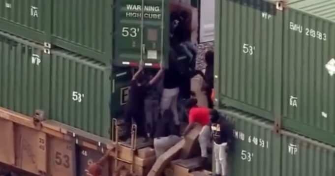 Dozens of Thieves Ransack Freight Train in Chicago (VIDEO) | The Gateway Pundit