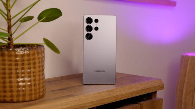 Galaxy S25 takes leap towards an easily replaceable battery