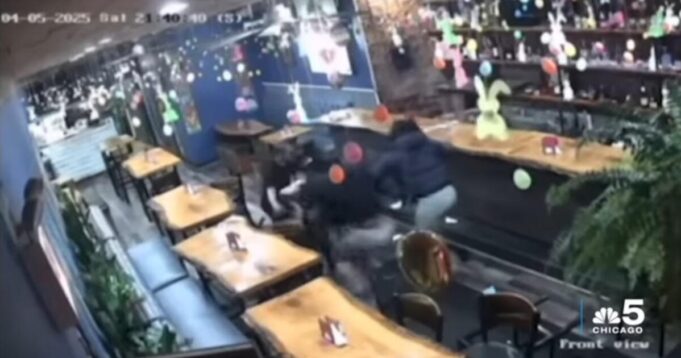 HORROR: Two Women Brutally Beat, Kick, Stomp on Chicago Waitress Over Bill Dispute After Eating Food and Demanding Refund (VIDEO) | The Gateway Pundit