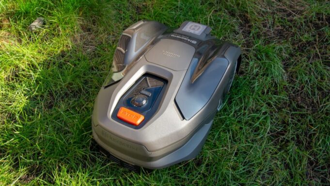 Husqvarna AutoMower 305E Nera Review