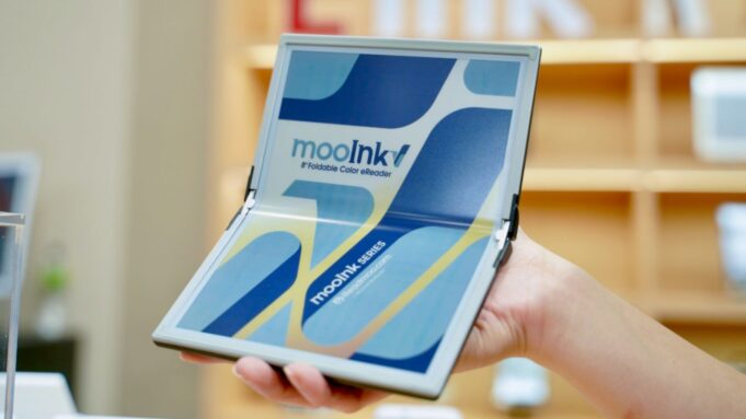 Readmoo mooInk V Fold is the foldable e-reader Amazon probably won’t make