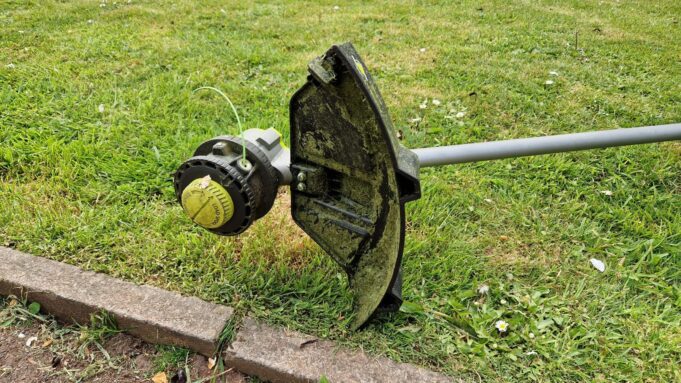 How to edge a lawn with a grass trimmer
