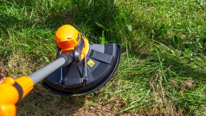 How to use a grass trimmer