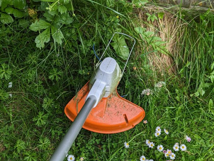 How to clean a grass trimmer