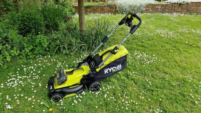 Ryobi 18V ONE+ HP Cordless Brushless 40cm Lawnmower RY18LMX40B Review