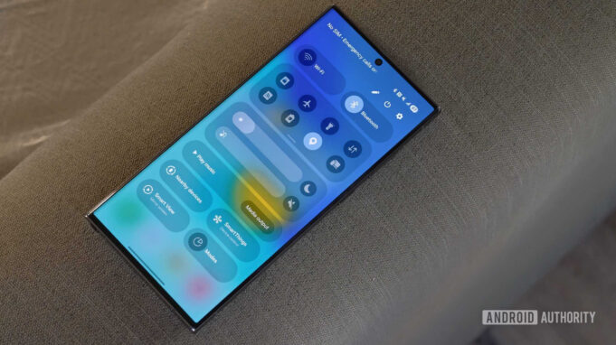 Hate One UI 7’s split notification panel? Here’s how to switch back.