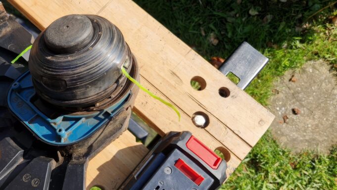 How to string a grass trimmer