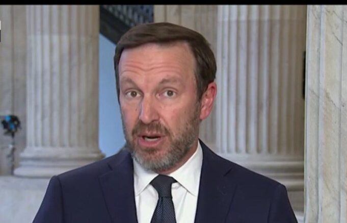 Chris Murphy Warns Qatar That There Will Be Consequences For Bribing Trump