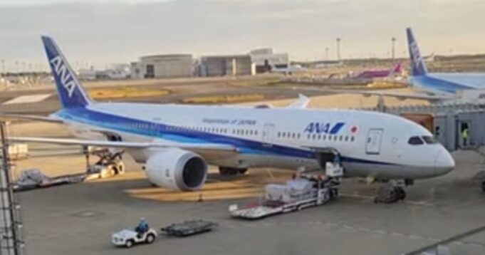 International Flight En Route to Houston Diverted to Seattle After Unruly Passenger Tries to Open Exit Doors Midflight | The Gateway Pundit