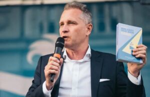 AfD MEP Petr Bystron visits imprisoned activist Tommy Robinson amid ongoing reprisals over anti-Islam documentaries.