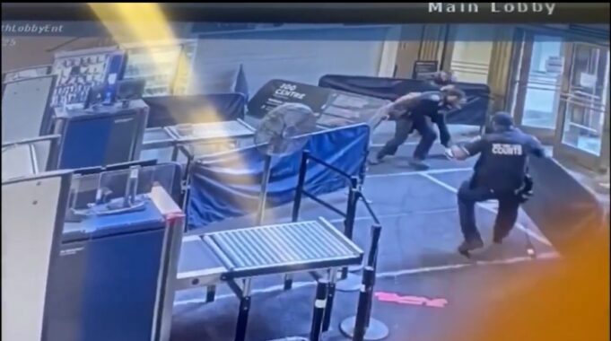 HORROR: Knife-Wielding Man with 18 Prior Arrests Slashes Two Court Officers in Manhattan Criminal Court (VIDEO) | The Gateway Pundit