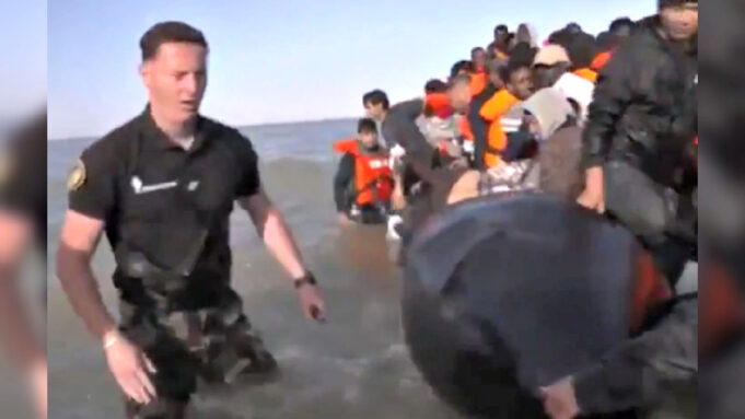 French Police Puncture Rubber Boats With Illegal Migrants Trying to Cross the Channel to Britain (VIDEO) | The Gateway Pundit