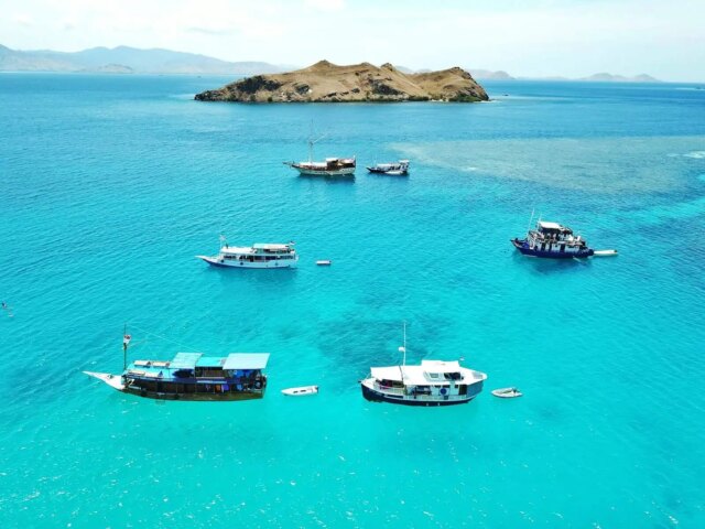Boats-at-Komodo-Island-in-Indonesia.-Pic-by-chase-rief-unsplash.jpg