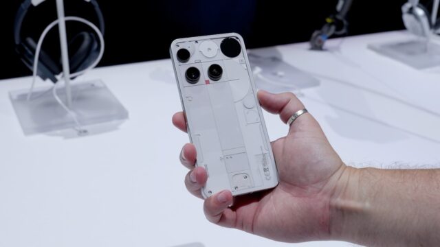 Nothing-Phone-3-white-in-hand2.jpeg