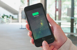 Mophie brings wireless charging to iPhones with new cases