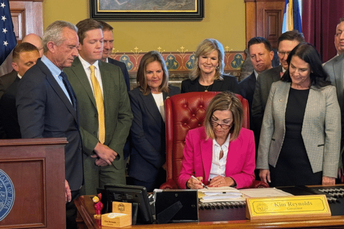 Iowa Governor signs anti-sweepstakes gambling enforcement bill